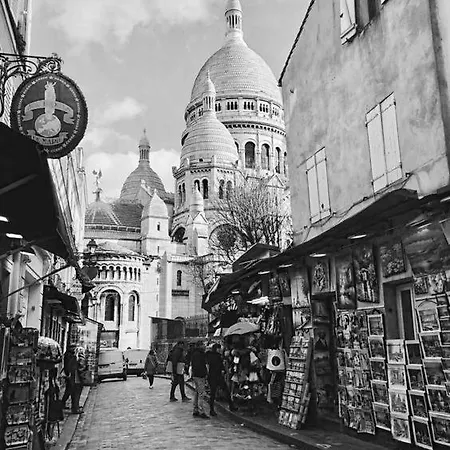 L'atelier 35 With View Of Montmartre Parigi