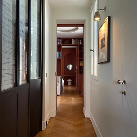 L'atelier 35 With View Of Montmartre Parigi