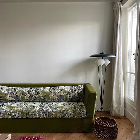 L'atelier 35 With View Of Montmartre Parigi